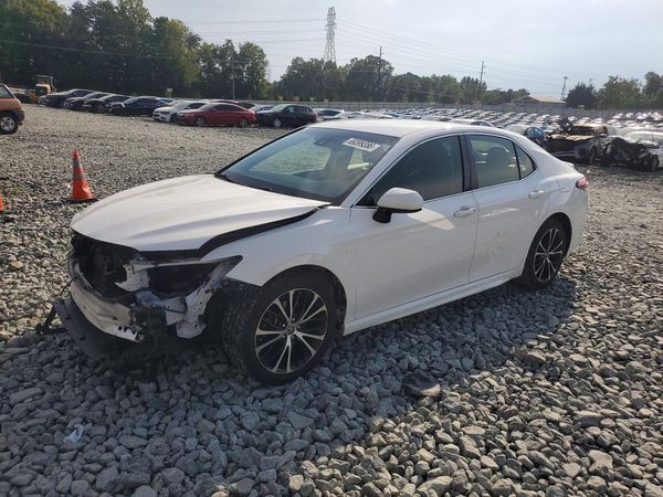 2018 TOYOTA CAMRY LE/SE/XLE/XSE — Front 3/4