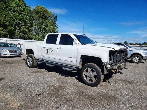 2017 CHEVROLET SILVERADO LT — Passenger 3/4