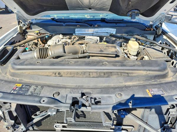 2017 CHEVROLET SILVERADO LT — Engine bay