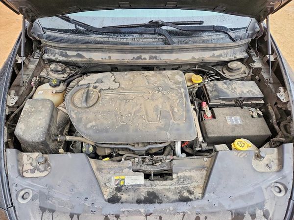 2015 JEEP CHEROKEE — Engine bay