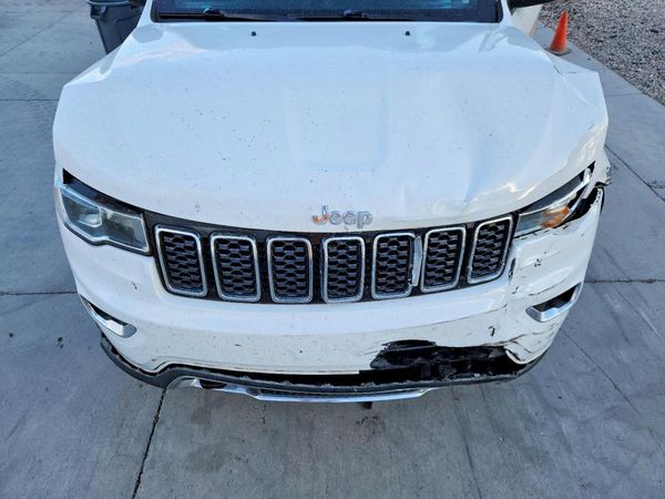 2017 JEEP GRAND CHEROKEE LIMITED 4X4 — Engine bay