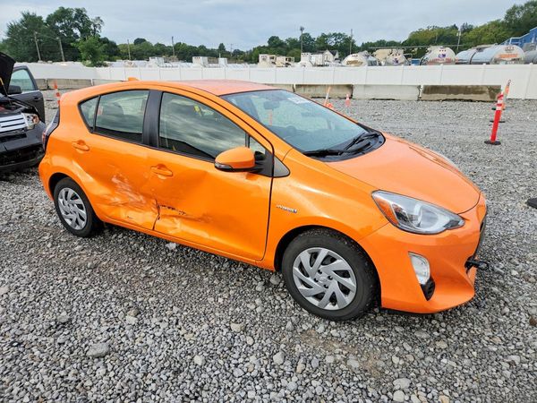 2015 TOYOTA PRIUS — Passenger 3/4
