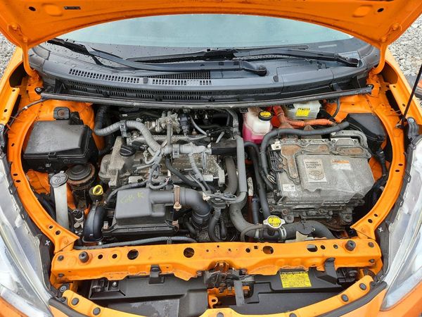 2015 TOYOTA PRIUS — Engine bay
