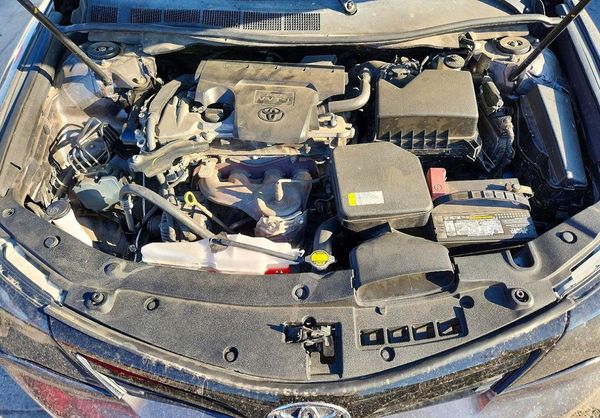 2014 TOYOTA CAMRY — Engine bay