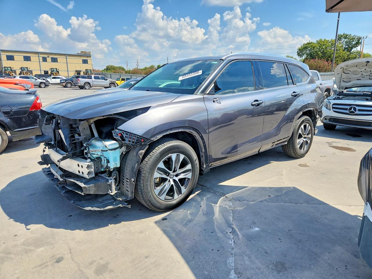 2021 TOYOTA HIGHLANDER — Front 3/4
