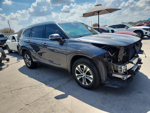 2021 TOYOTA HIGHLANDER — Passenger 3/4