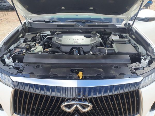 2025 INFINITI QX80 — Engine bay