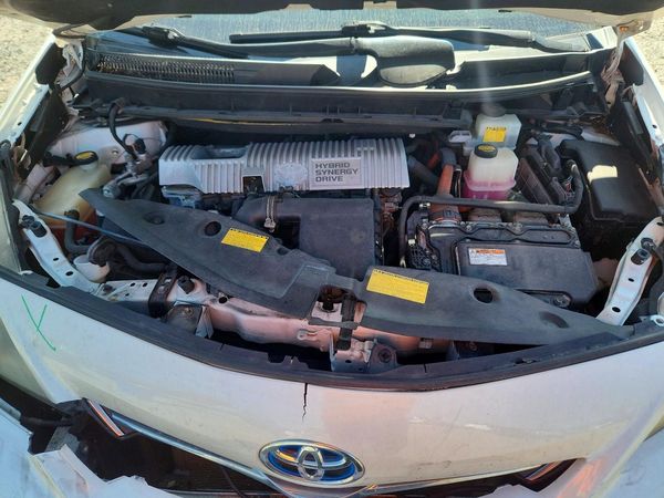 2013 TOYOTA PRIUS — Engine bay