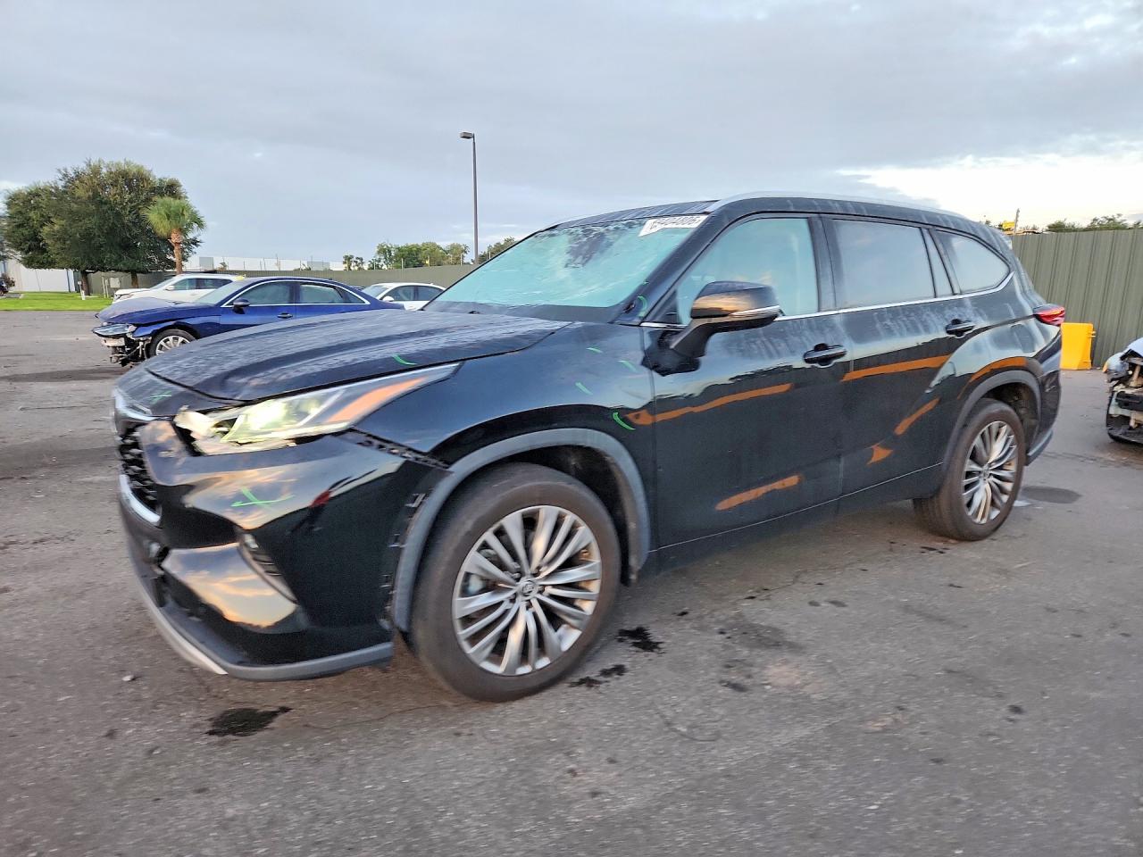 2021 TOYOTA HIGHLANDER — Front 3/4