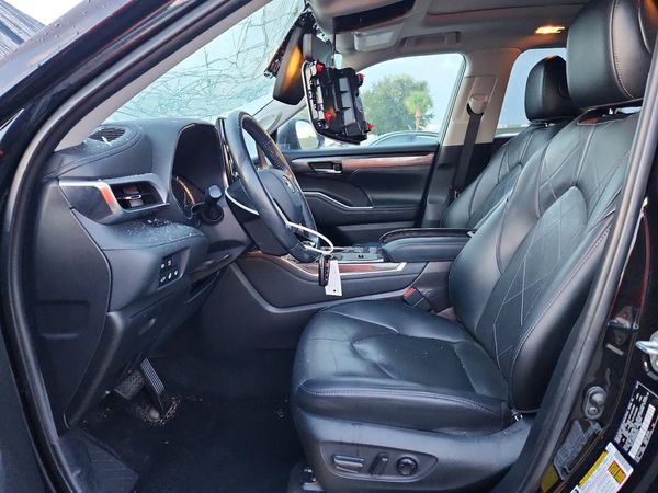 2021 TOYOTA HIGHLANDER — DENT