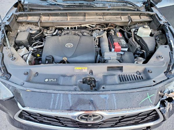 2021 TOYOTA HIGHLANDER — Engine bay