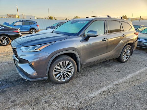 2020 TOYOTA HIGHLANDER — Front 3/4