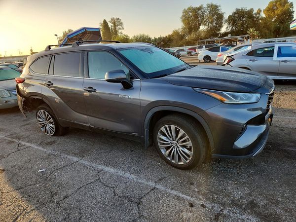 2020 TOYOTA HIGHLANDER — Passenger 3/4