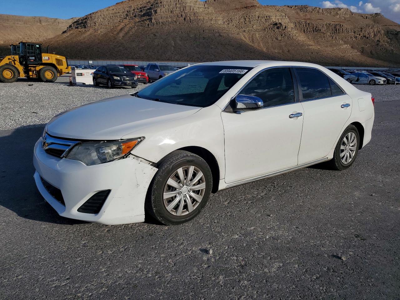 2014 TOYOTA CAMRY — Front 3/4