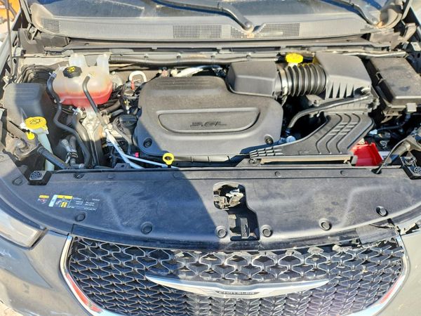 2022 CHRYSLER PACIFICA Touring L — Engine bay