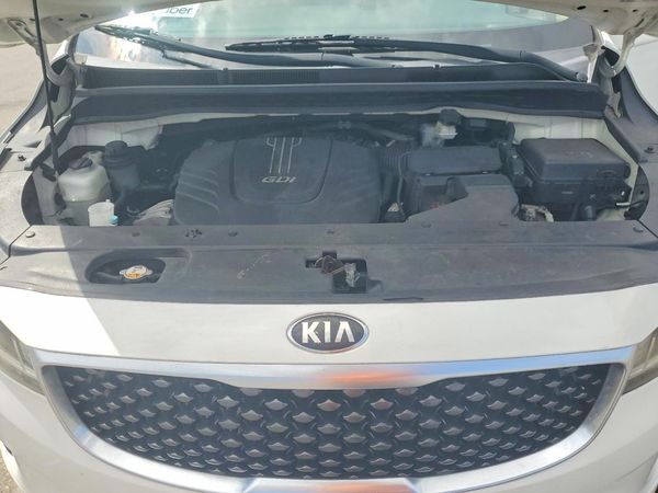 2015 KIA SEDONA GL - Middle-low — Engine bay