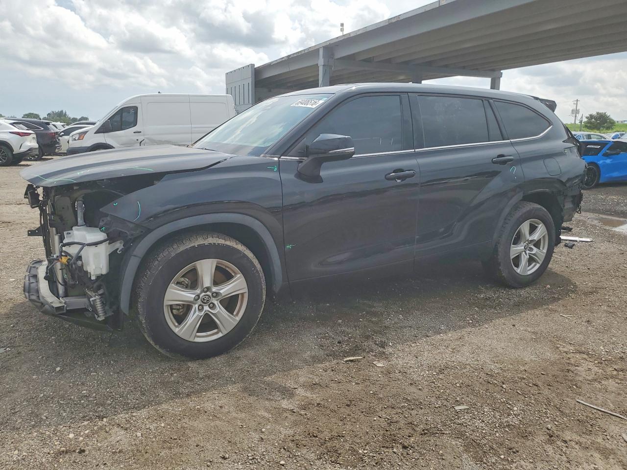 2022 TOYOTA HIGHLANDER LE — Front 3/4