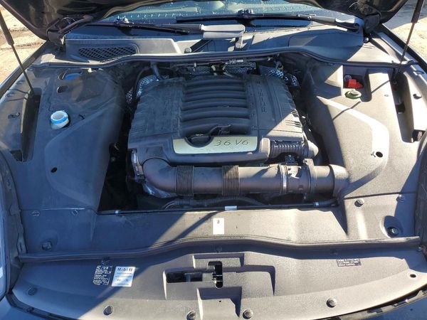 2016 PORSCHE CAYENNE — Engine bay