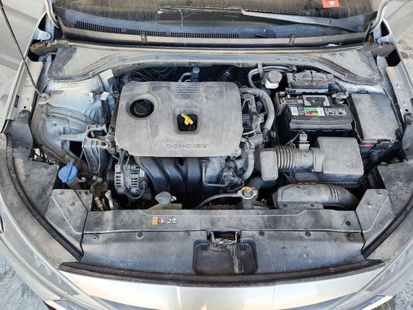 2020 HYUNDAI ELANTRA — Engine bay