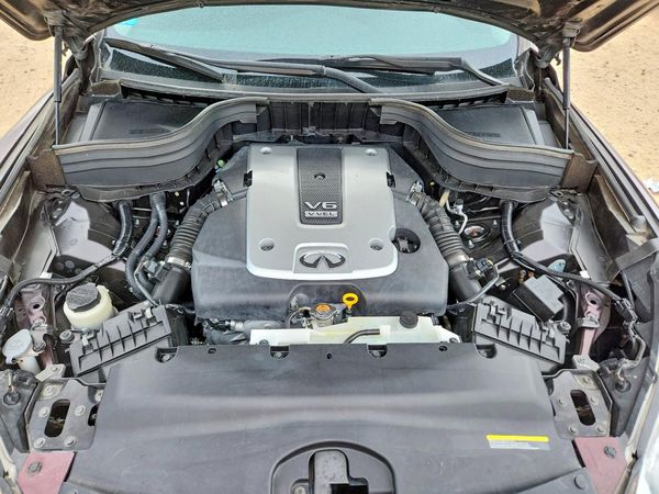 2017 INFINITI QX50 — Engine bay