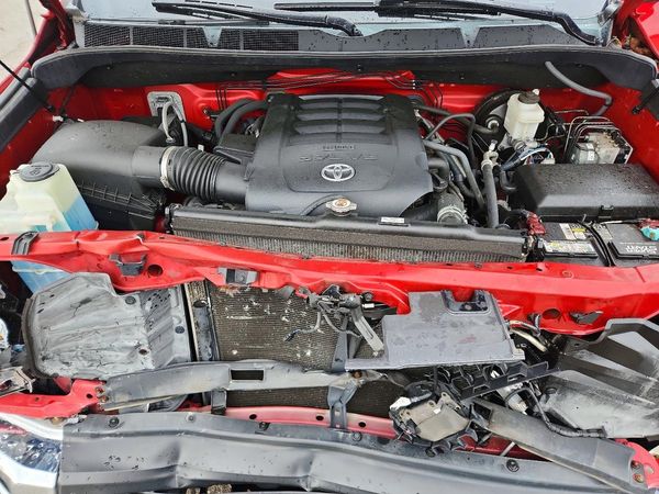 2019 TOYOTA TUNDRA SR5 Grade — Engine bay