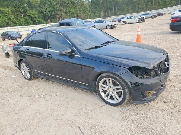 2013 MERCEDES-BENZ C — Passenger 3/4