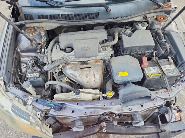 2014 TOYOTA CAMRY — Engine bay