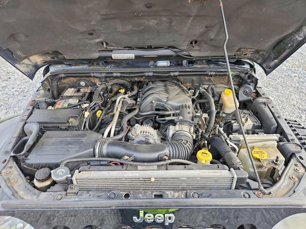 2015 JEEP WRANGLER UNLIMITED Sahara — Engine bay