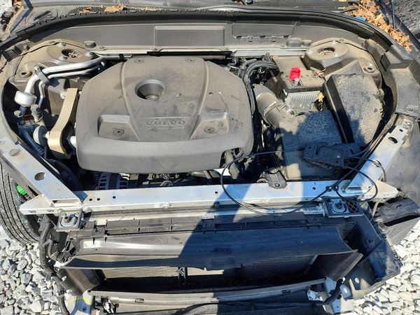 2021 VOLVO XC60 — Engine bay