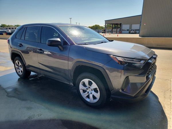 2023 TOYOTA RAV4 LE — Passenger 3/4