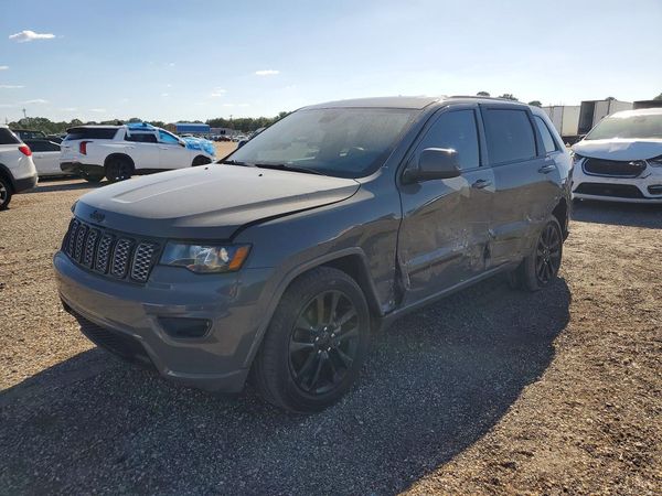 2019 JEEP GRAND CHEROKEE Laredo — Front 3/4