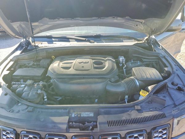 2019 JEEP GRAND CHEROKEE Laredo — Engine bay