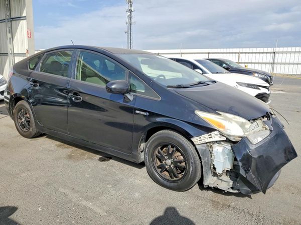 2015 TOYOTA PRIUS — Passenger 3/4