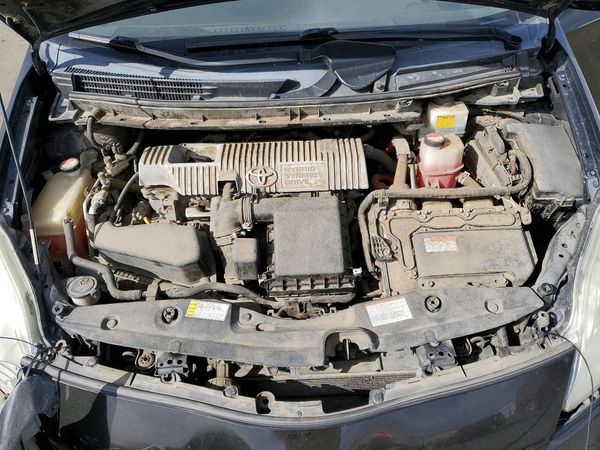 2015 TOYOTA PRIUS — Engine bay