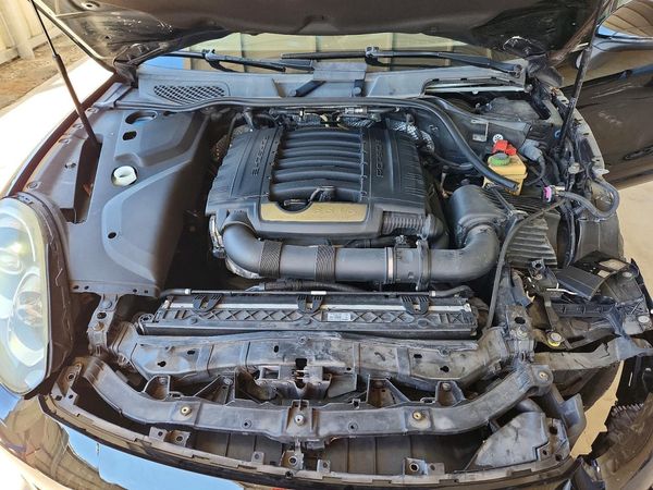 2016 PORSCHE CAYENNE — Engine bay