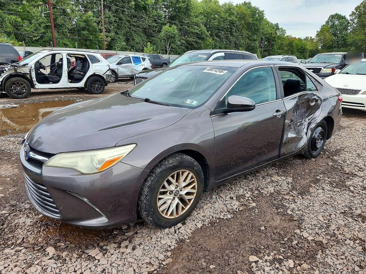 2016 TOYOTA CAMRY — Front 3/4