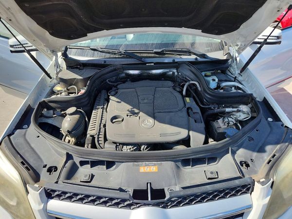 2015 MERCEDES-BENZ GLK — Engine bay