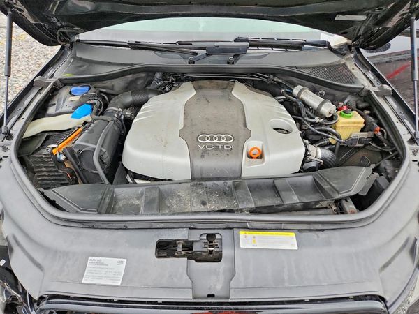 2013 AUDI Q7 — Engine bay