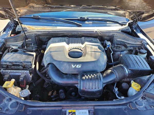 2014 JEEP CHEROKEE Limited — Engine bay