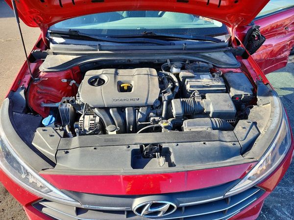 2020 HYUNDAI ELANTRA SE — Engine bay