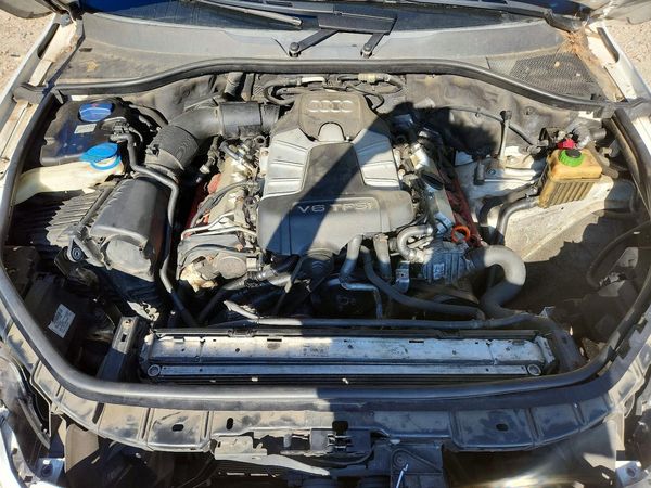 2012 AUDI Q7 S Line Prestige — Engine bay