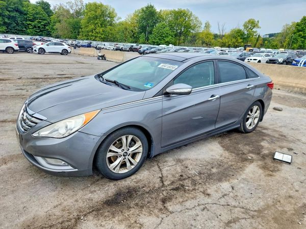 2013 HYUNDAI SONATA — Front 3/4