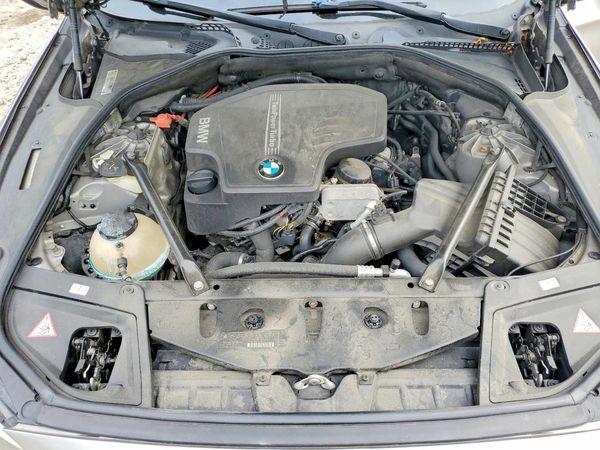 2014 BMW 528 xDrive — Engine bay