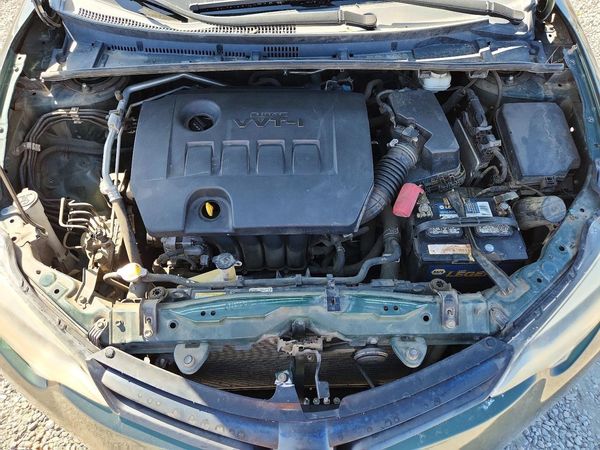2014 TOYOTA COROLLA — Engine bay