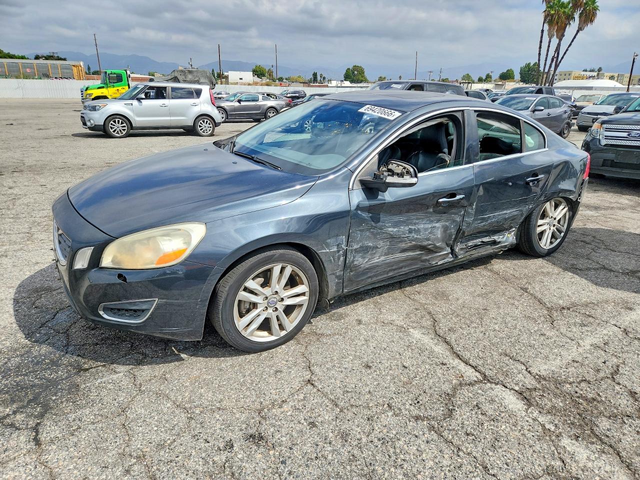 2013 VOLVO S60 — Front 3/4