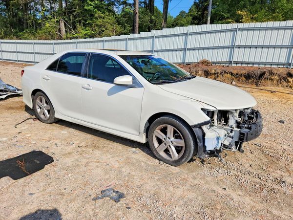 2014 TOYOTA CAMRY — Passenger 3/4