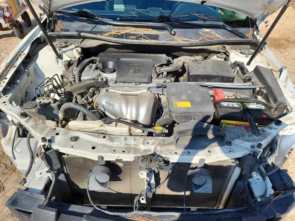 2014 TOYOTA CAMRY — Engine bay