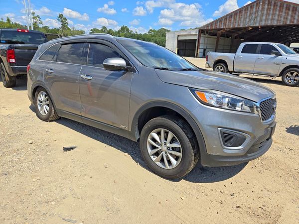 2017 KIA SORENTO L, LX — Passenger 3/4