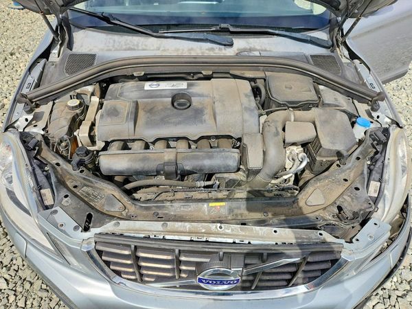 2012 VOLVO XC60 — Engine bay