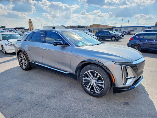 2024 CADILLAC LYRIQ LUXURY 1 — Passenger 3/4